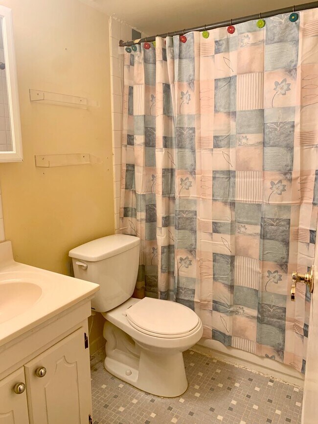 Building Photo - Amazing 1-Bedroom Condo at Bentley Square Condos! Available Late June!