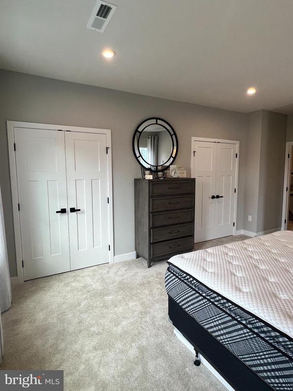 Building Photo - 5 Sidney Ln