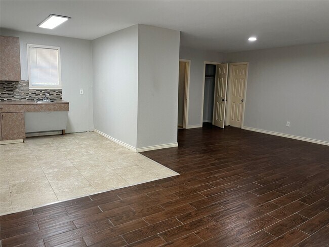 Building Photo - 2402 Fawnwood Ln