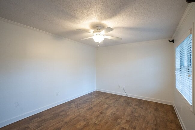Building Photo - 2 Bed 1 Bath Near Campus! Water/Sewer/Trash Included In Rent!!
