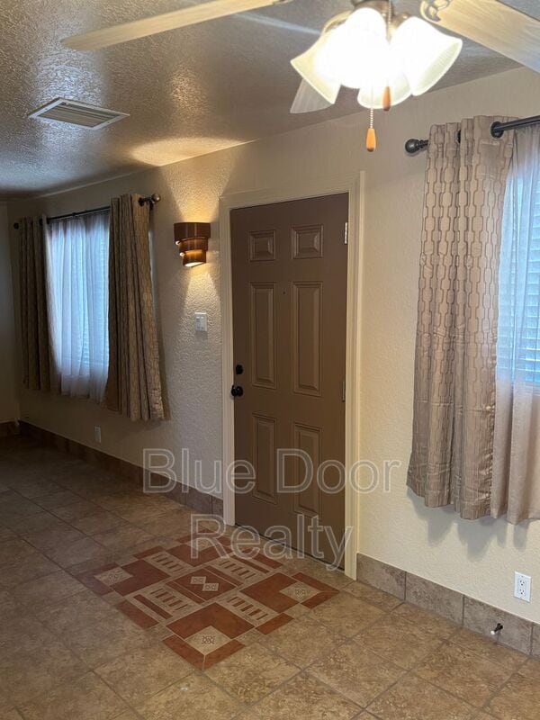 Building Photo - 801 Ortiz Dr SE