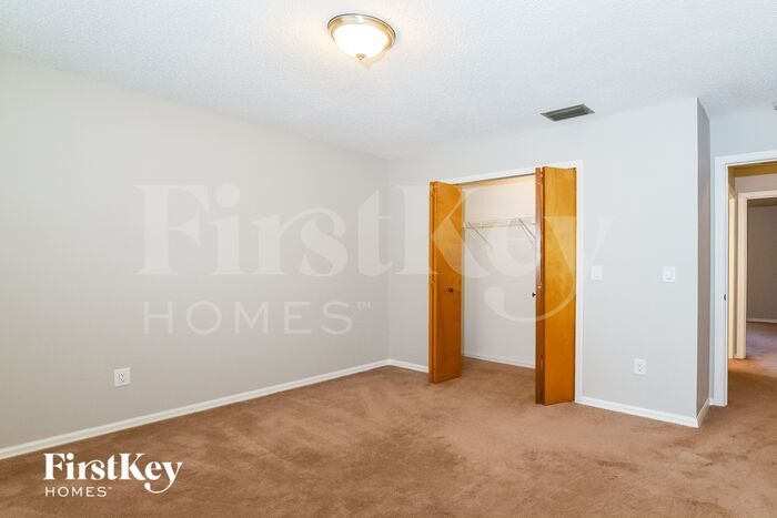 Building Photo - 913 Sylvia Dr