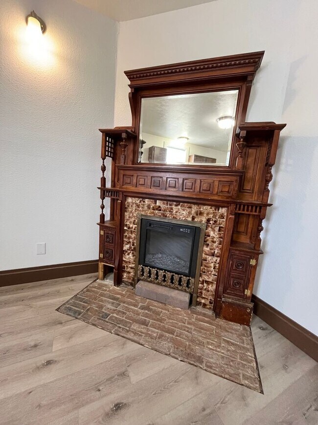 Building Photo - Newly Renovated Ground Floor 1 Bed Apartment!