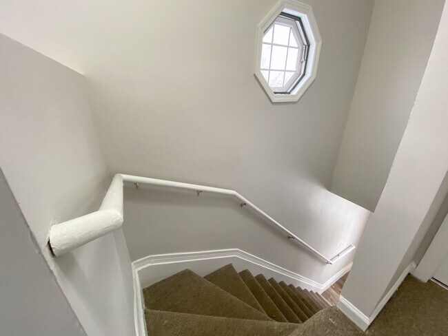 Building Photo - Gorgeous single-family home near Hartford Hospital