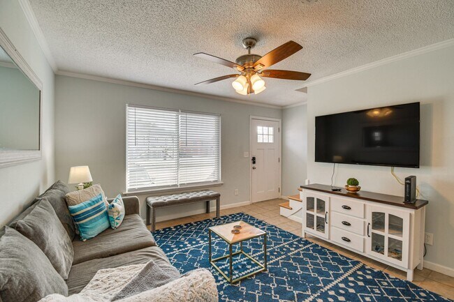 Building Photo - FULLY FURNISHED!!! 2 BEDROOM TOWNHOME IN P...