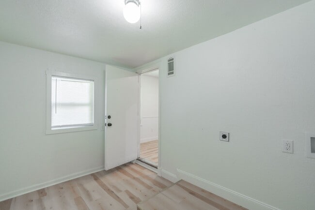 Building Photo - Updated 2 Bed in El Reno