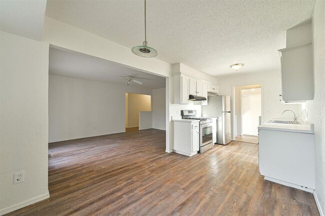 Building Photo - 421 Meadow Lake Dr