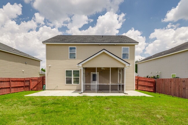 Building Photo - Spacious & Convenient