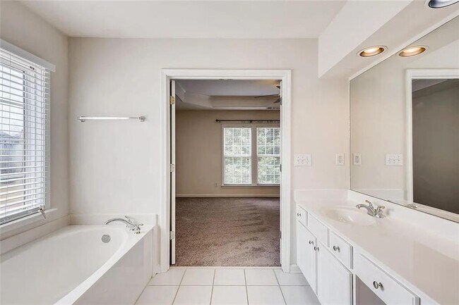 Building Photo - 520 Midhurst Pl