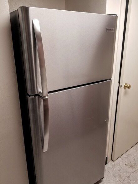 18 cubic foot fridge - 458 E College Ave
