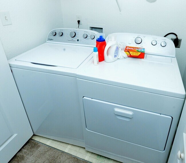 Building Photo - Beautiful Townhome/condo