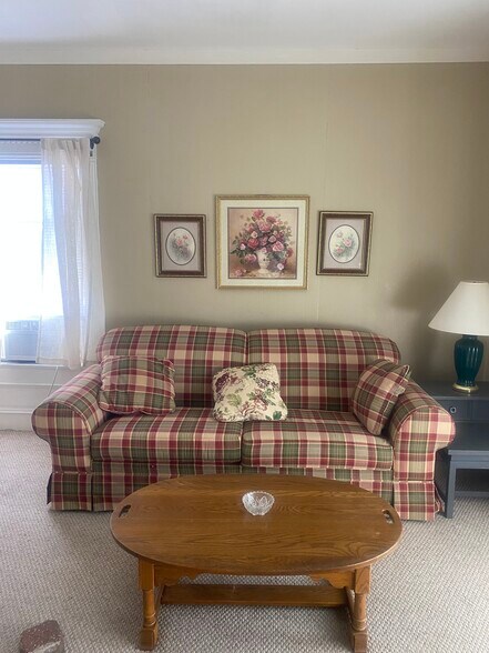 Building Photo - 589 E Losey St