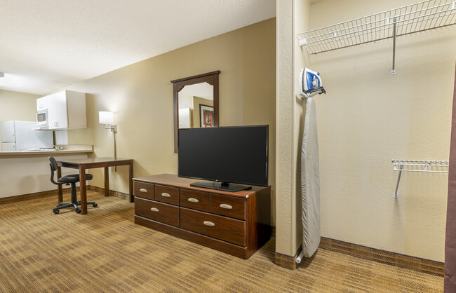 Building Photo - Furnished Studio-Indianapolis - Airport