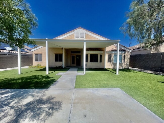 Building Photo - Stunning 3 bedroom 3 bath with dual primar...