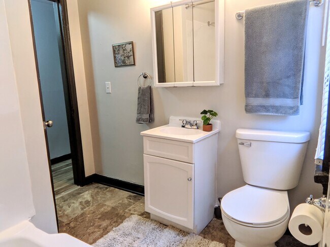 Building Photo - Hanscom Park Full Duplex
