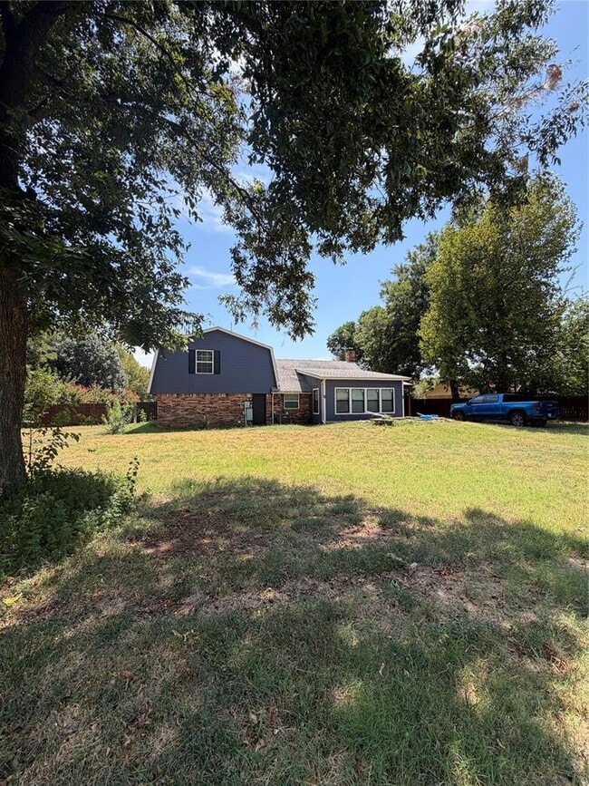 Building Photo - 237 E Mohr Ln