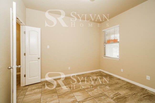 Building Photo - Prepare to be impressed by this 3 bedroom, 2 bathroom home