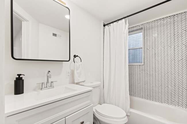 Building Photo - 1638 Latona St