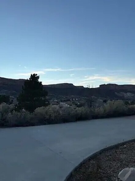 Building Photo - 337 Dakota Cir