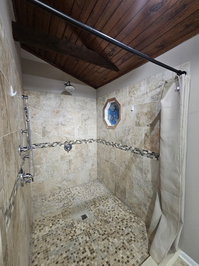 Building Photo - 600 Hawthorne Ln