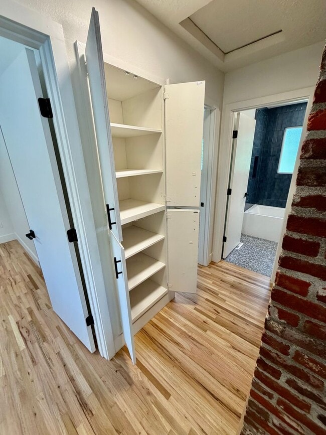 Building Photo - Freshly Remodeled 5bd/2.5bath Home w/ Daylight Basement in Heart of Multnomah Village