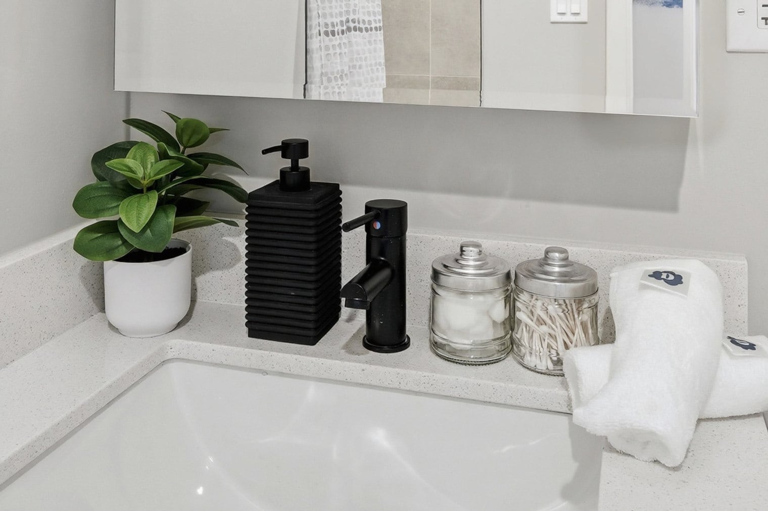 Building Photo - 6044 N Winthrop Ave