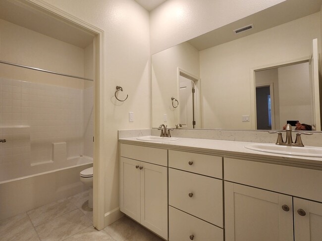 Building Photo - New 4 bedroom  home in Heybourne Meadows area of Minden.