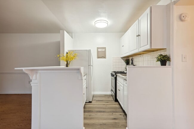 Building Photo - Kensington Terrace - patio level & parking