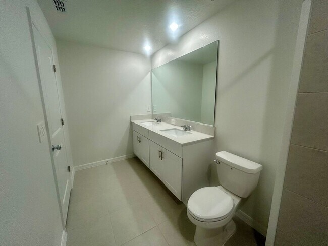Building Photo - Stylish Townhome in the Heart of Ruskin – ...