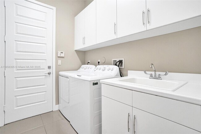 Building Photo - 10590 Mira Vista Dr