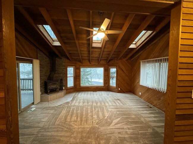 Building Photo - Spacious secluded house in Thurston Hills!