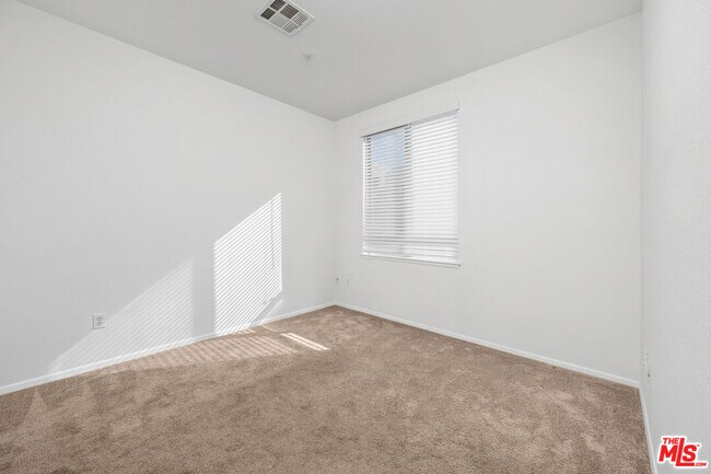 Building Photo - 6400 Crescent Prk E