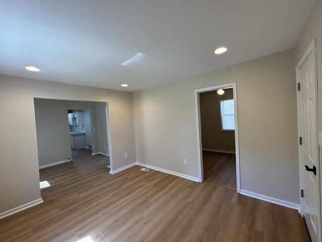 Building Photo - Charming Pet-Friendly Haven with Central AC & Spacious Living in Burton, MI