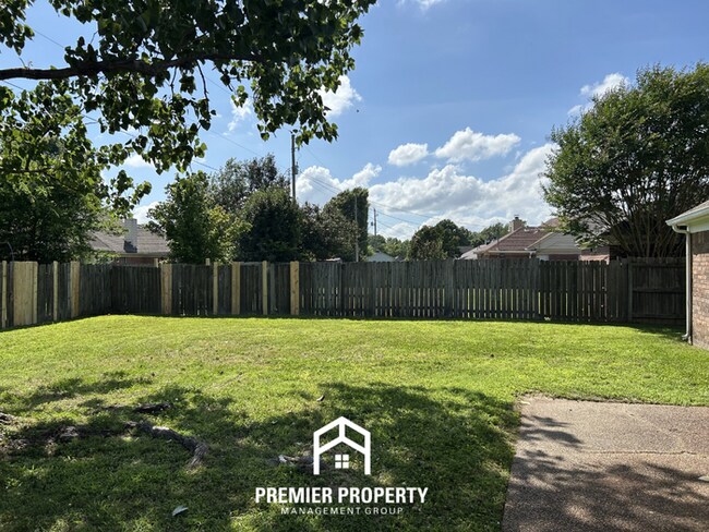 Building Photo - Charming 3BR/2BA Near Southwind | High Ceilings, Hardwood Floors & 2-Car Garage