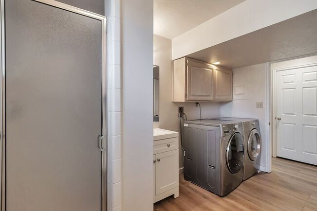 Building Photo - Awesome 4 Bedroom Home in Orem w 2 car garage
