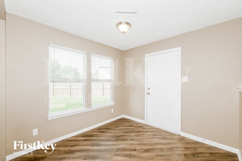 Building Photo - 10830 Clear Spring Dr