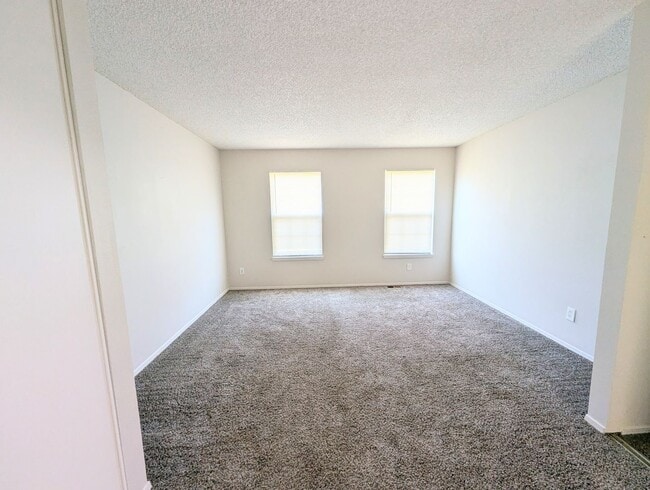 Building Photo - 2 Bedroom in Great Location
