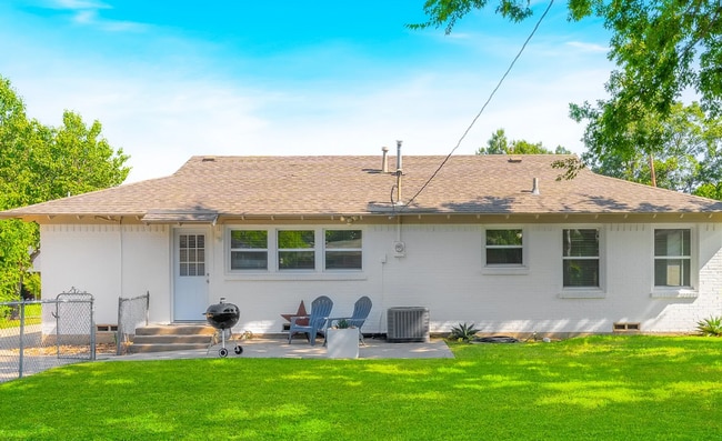 Building Photo - 3 Bedroom home in highly desireable area