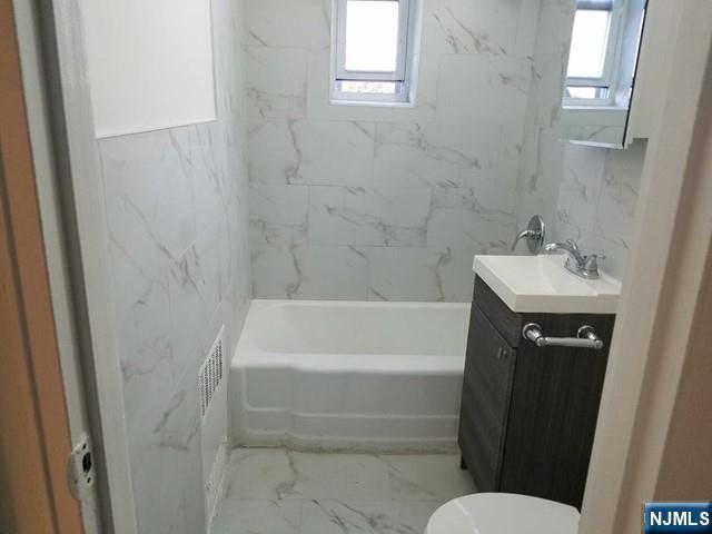 Building Photo - 2160 Center St