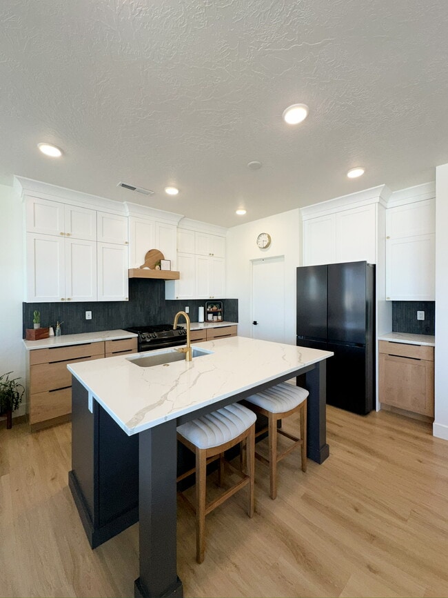 Building Photo - 5741 S Russet Sun Dr