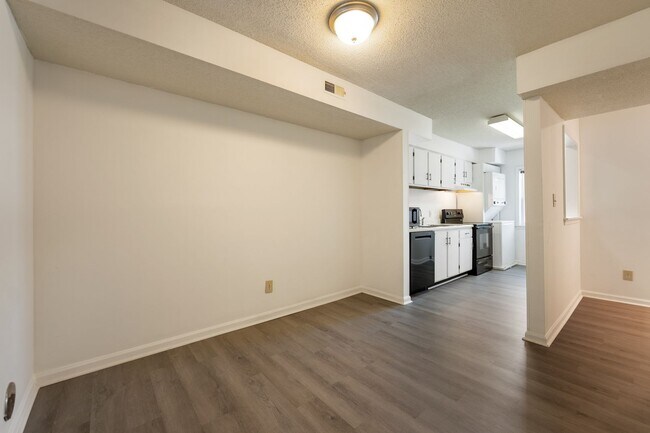 Building Photo - Updated 2BR/2.5BA in Fantastic Chapel Hill Location! Convenient to I-40!