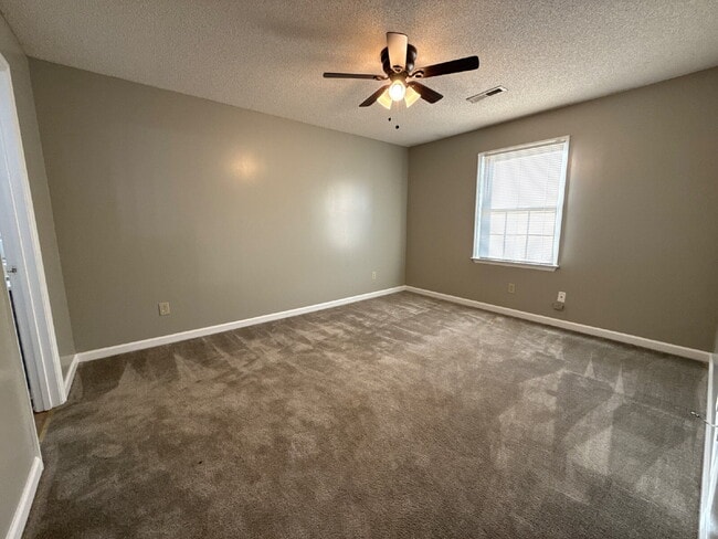 Building Photo - "Spacious 2-Bedroom, 2-Bath Oasis in Prime Huntsville Location!"