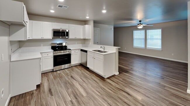 Building Photo - Luxury 3 Bedroom 2 Bathroom Duplex with 2 ...