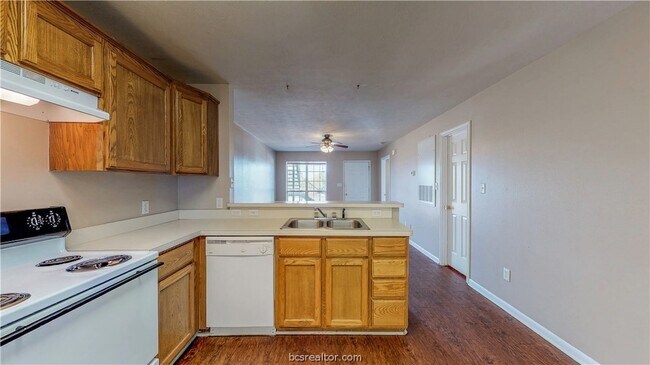 Building Photo - 1509 Hollowhill Drive Unit A