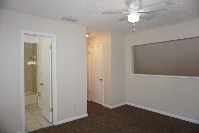 Building Photo - 2 Bedroom, 2 full bath Townhouse Near NAS Jax