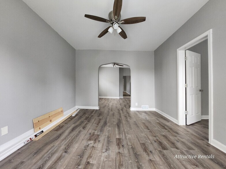 Building Photo - 707 E 92nd Pl