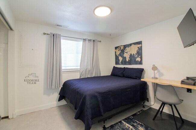 Building Photo - FURNISHED: 5 Bedroom, 2 Bath Home in Kennewick