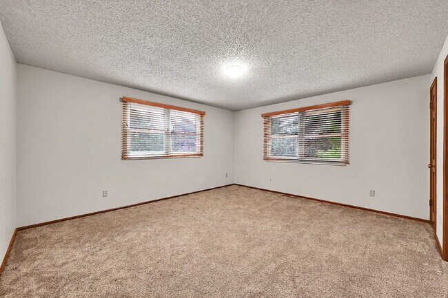 Building Photo - $2,895.00, 4 bed, 3.5 bath, located in Col...