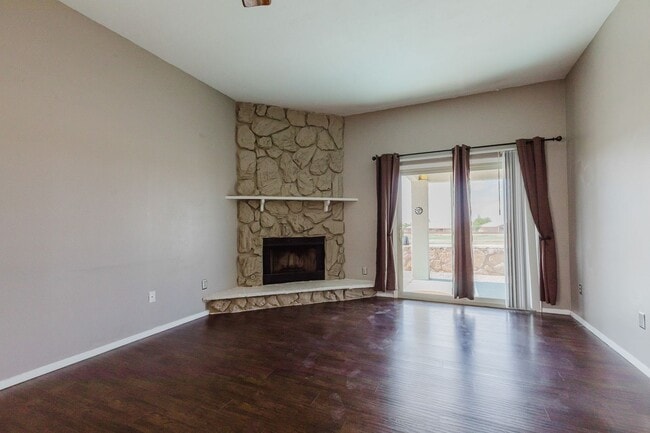 Building Photo - Newly Updated Two Bedroom Two Bath Townhouse