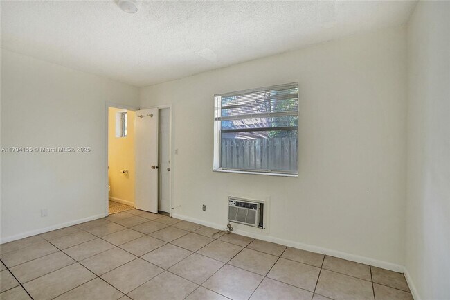 Building Photo - 403 SW 11th Ct